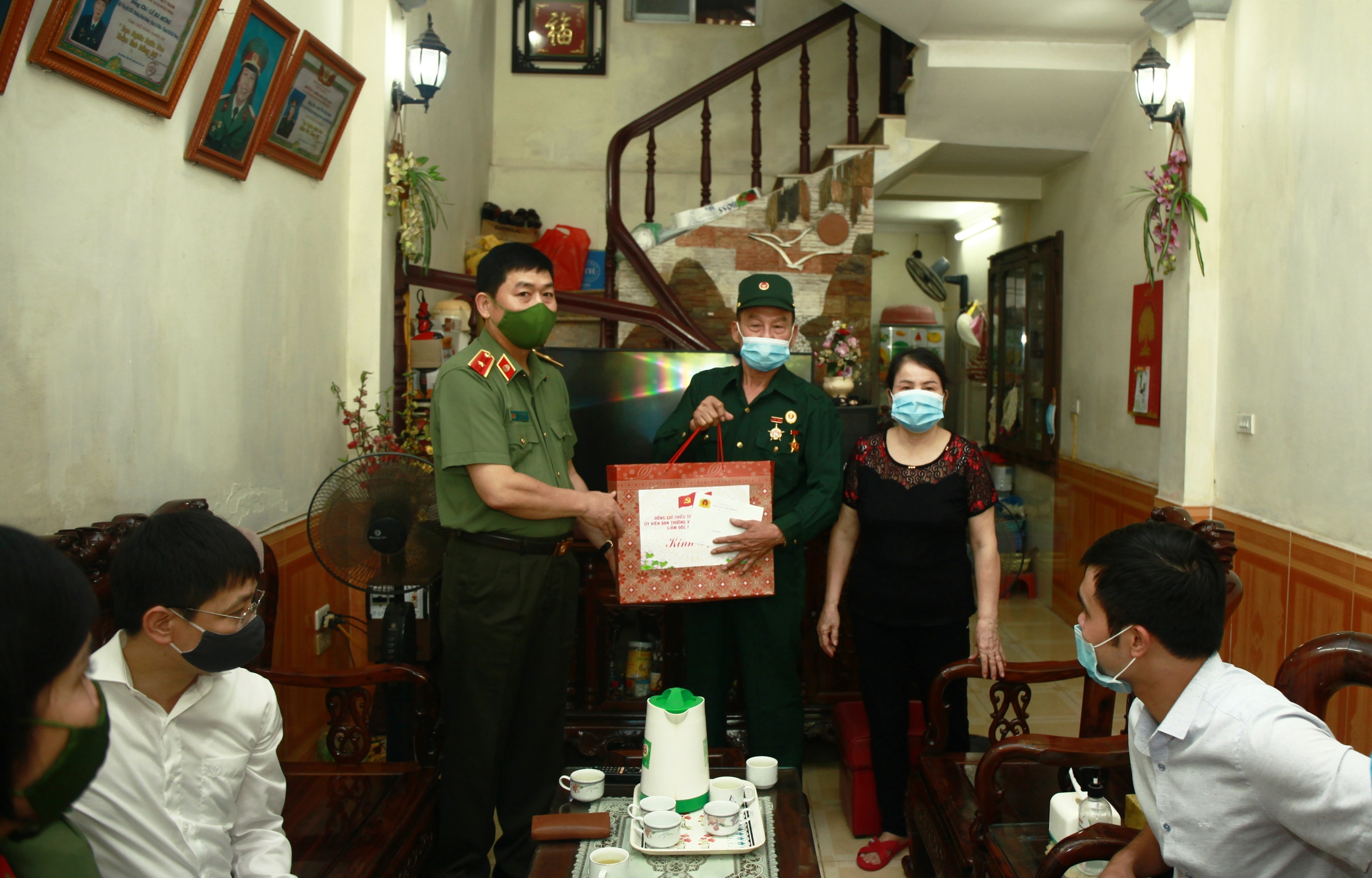 Giám đốc Công an thành phố thăm, tặng quà người có công với cách mạng tiêu biểu tại quận Lê Chân